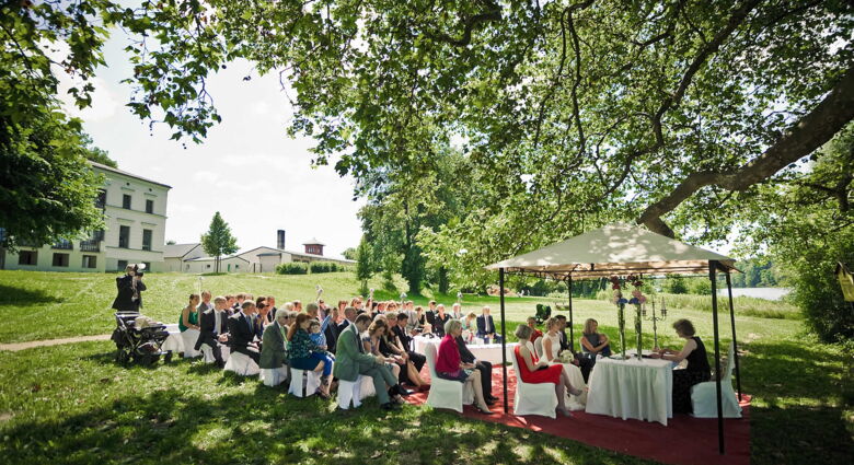 Green Wedding near Berlin at a lake: Sustainable weddings at the Landgut Stober estate